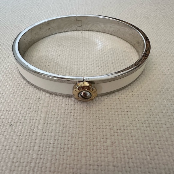 HENRI BENDEL ENAMEL BANGEL WITH DUST BAG
White silver and gold - Picture 5 of 5